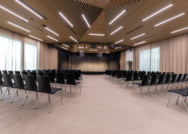 Eventlocation novum Innsbruck Mitte - Saal mit Theaterbestuhlung