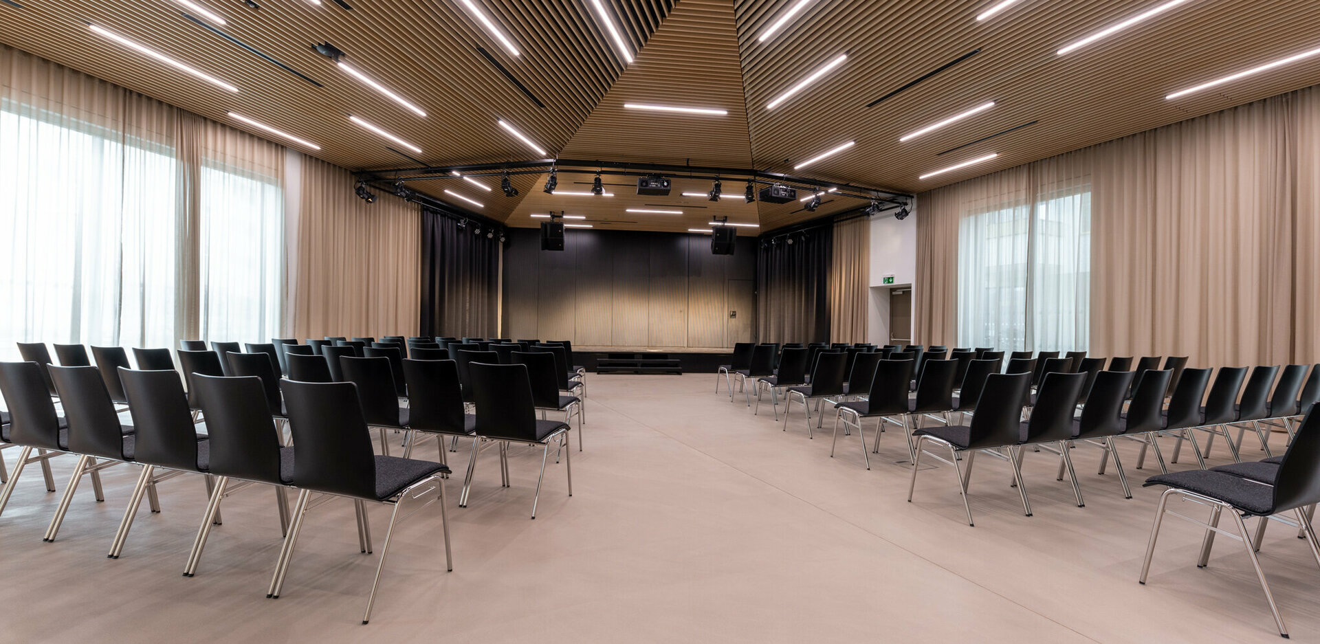 Eventlocation novum Innsbruck Mitte - Saal mit Theaterbestuhlung
