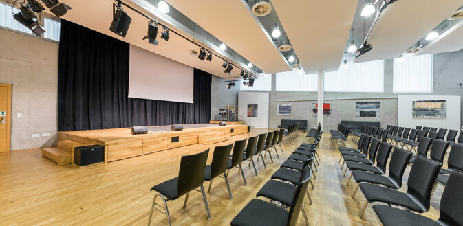 Veranstaltungszentrum novum Kufstein - Kaisersaal mit Blick auf die Bühne