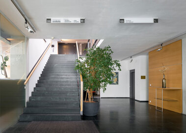 Veranstaltungszentrum novum Innsbruck Ost - Foyer im Erdgeschoss mit Blick auf den Treppenaufgang