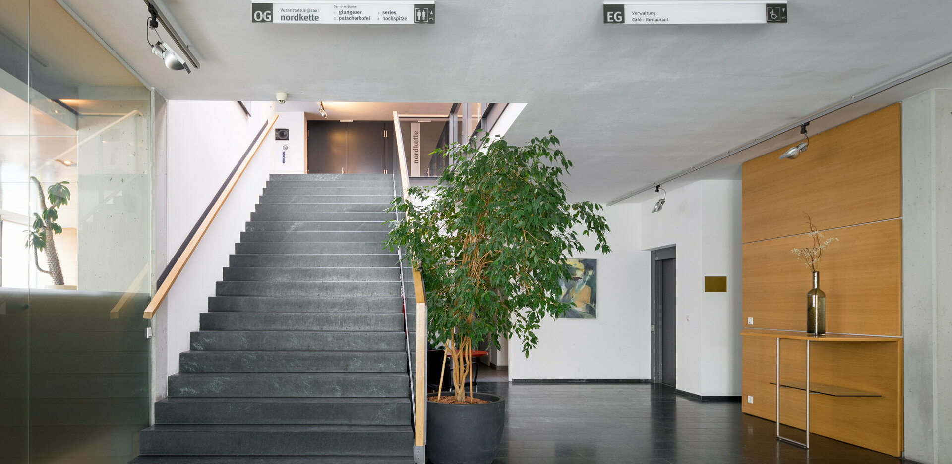 Veranstaltungszentrum novum Innsbruck Ost - Foyer im Erdgeschoss mit Blick auf den Treppenaufgang