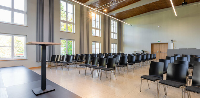 Veranstaltungszentrum novum Reutte - Saal mit Theaterbestuhlung aus Sicht der Bühne