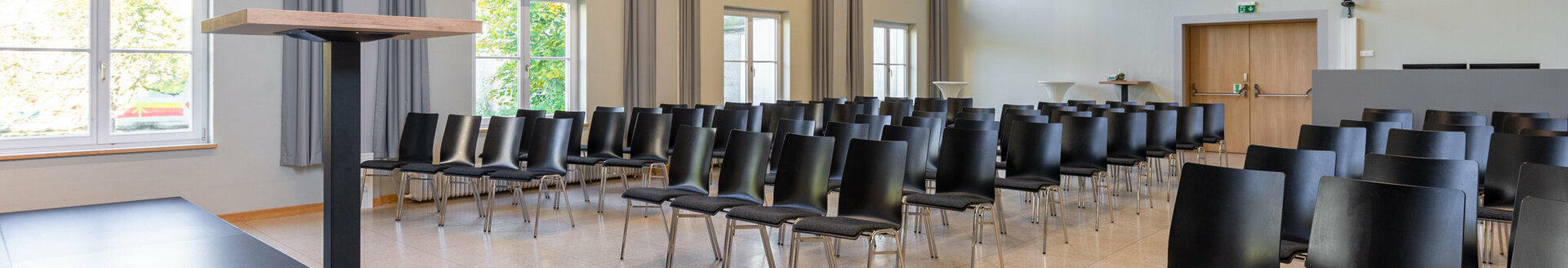 Veranstaltungszentrum novum Reutte - Saal mit Theaterbestuhlung aus Sicht der Bühne