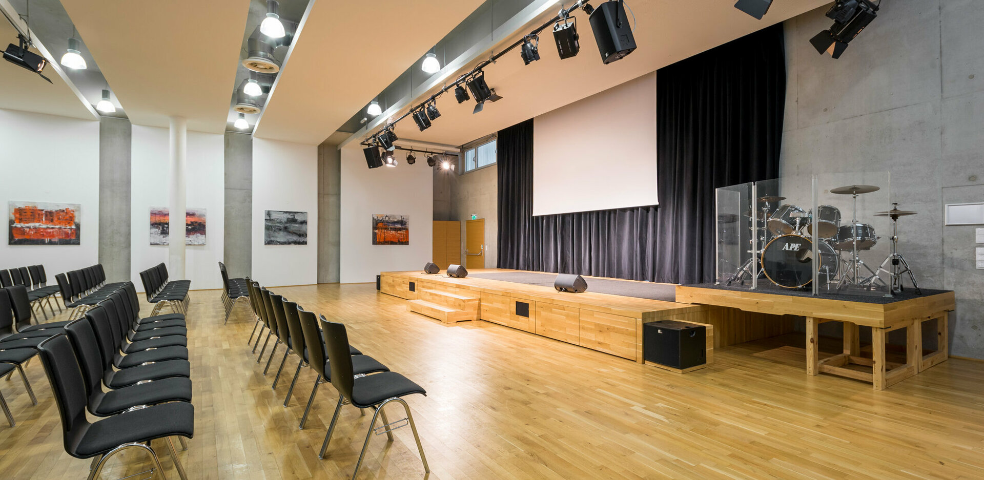 Veranstaltungszentrum novum Kufstein - Kaisersaal mit Blick auf die Bühne