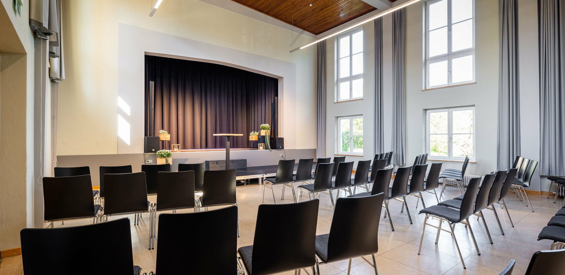 Veranstaltungszentrum novum Reutte - Saal mit Theaterbestuhlung