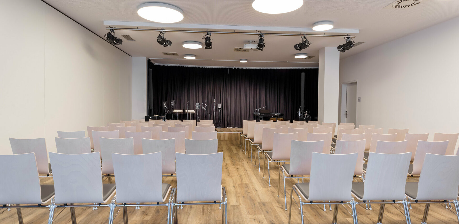 Veranstaltungszentrum novum Imst - Veranstaltungssaal mit Theaterbestuhlung