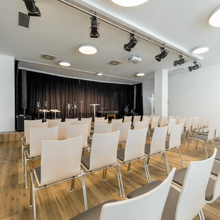 Veranstaltungszentrum novum Imst - Veranstaltungssaal mit Theaterbestuhlung