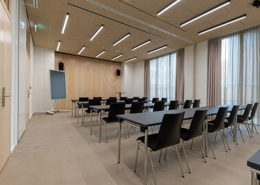 Eventlocation novum Innsbruck Mitte - Seminarraum-Kombi mit Klassenzimmer Bestuhlung