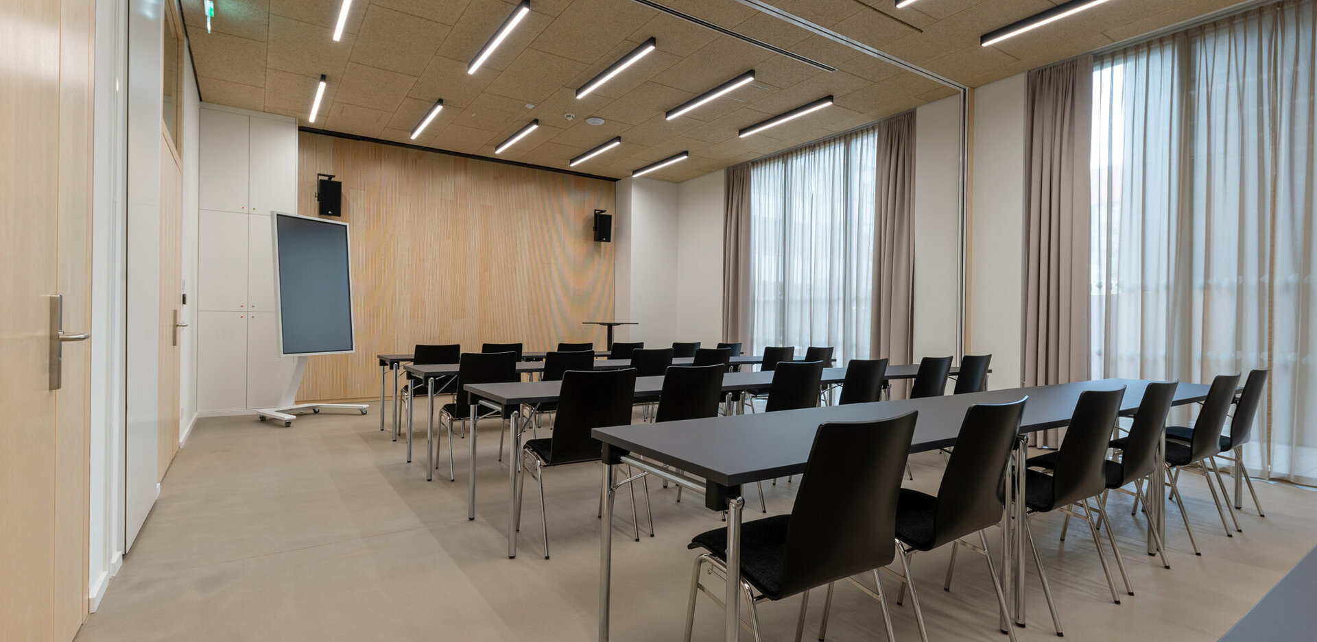 Eventlocation novum Innsbruck Mitte - Seminarraum-Kombi mit Klassenzimmer Bestuhlung