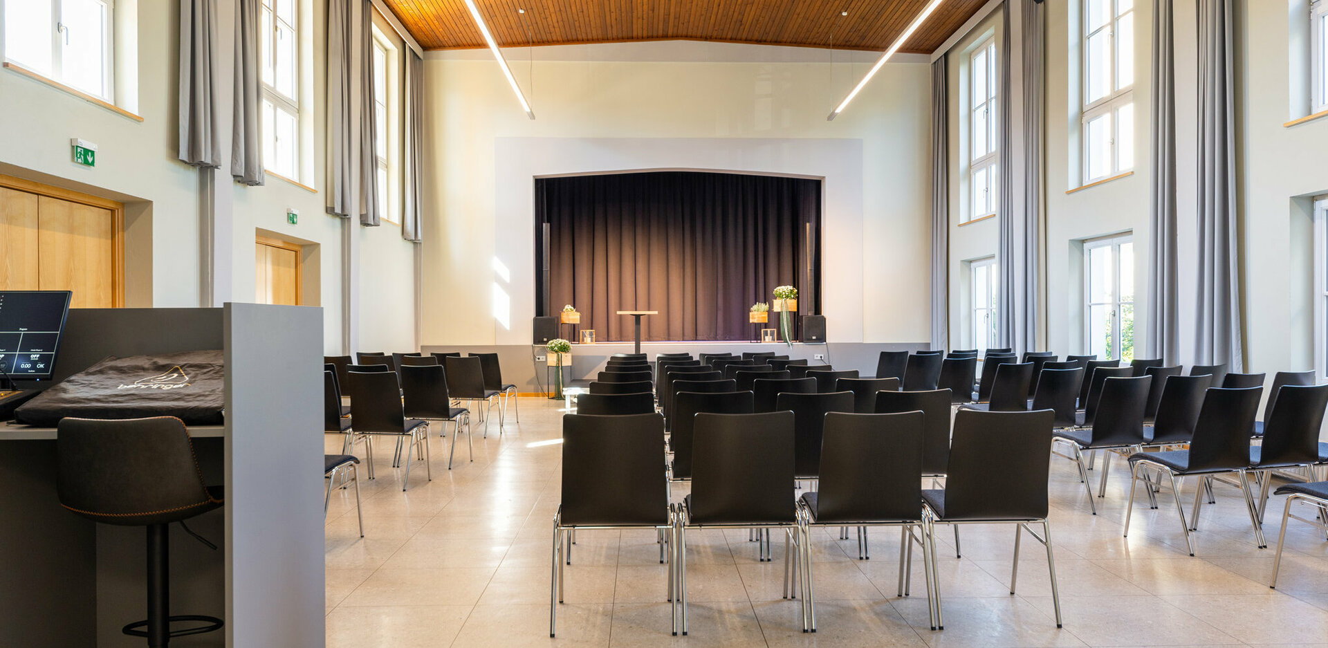 Veranstaltungszentrum novum Reutte - Saal mit Theaterbestuhlung
