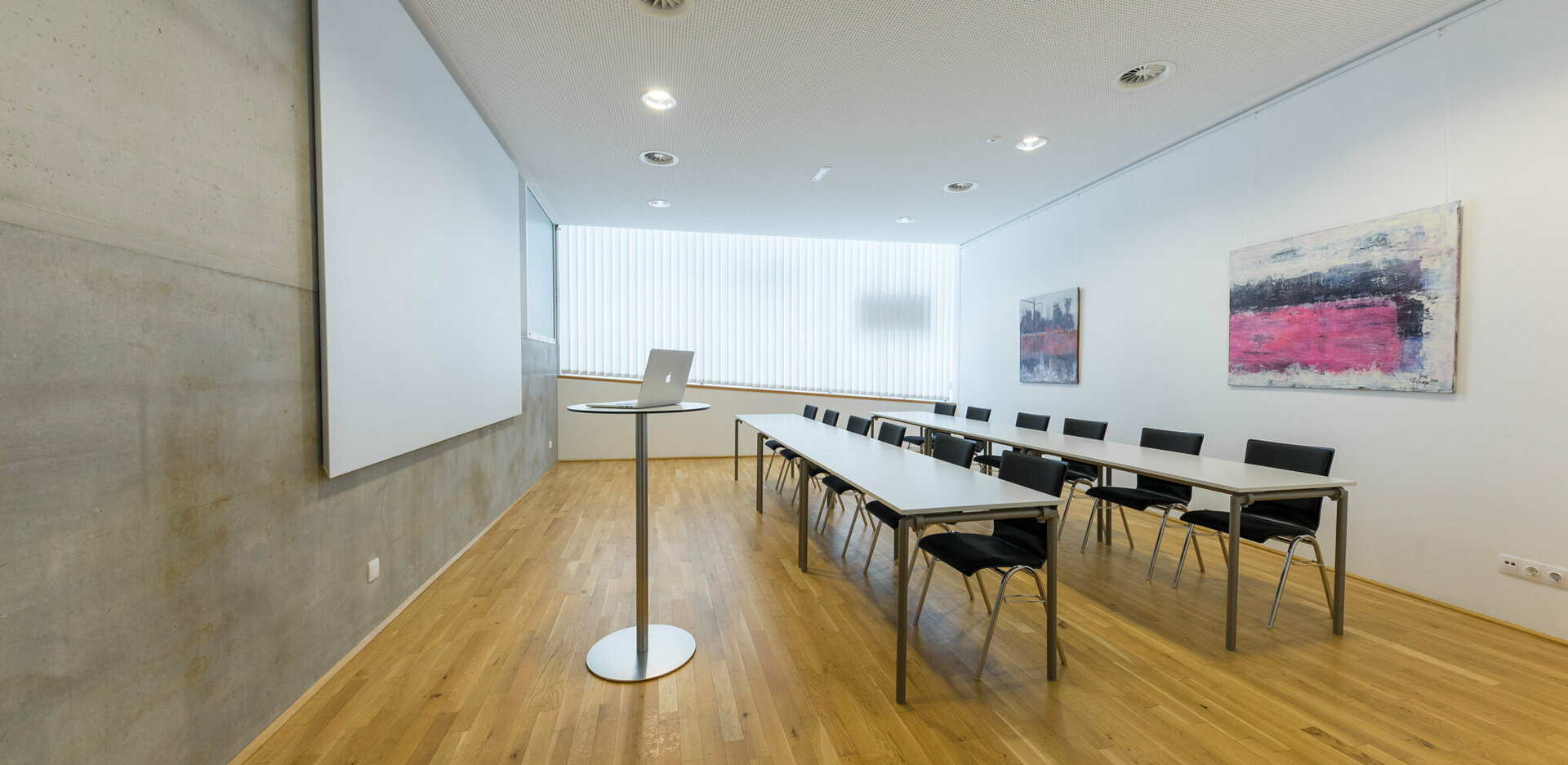 Veranstaltungszentrum novum Kufstein - Seminarraum 1 mit Klassenzimmer Bestuhlung