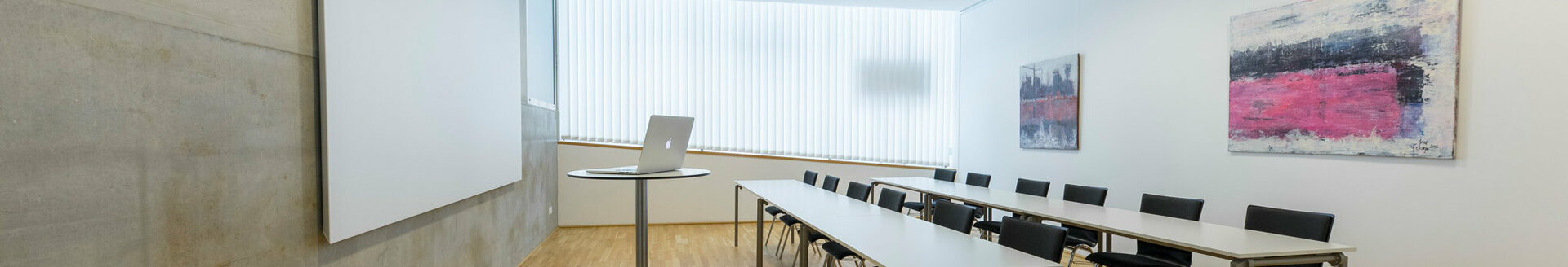 Veranstaltungszentrum novum Kufstein - Seminarraum 1 mit Klassenzimmer Bestuhlung