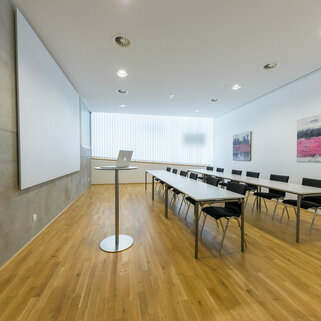 Veranstaltungszentrum novum Kufstein - Seminarraum 1 mit Klassenzimmer Bestuhlung