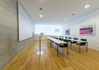 Veranstaltungszentrum novum Kufstein - Seminarraum 1 mit Klassenzimmer Bestuhlung