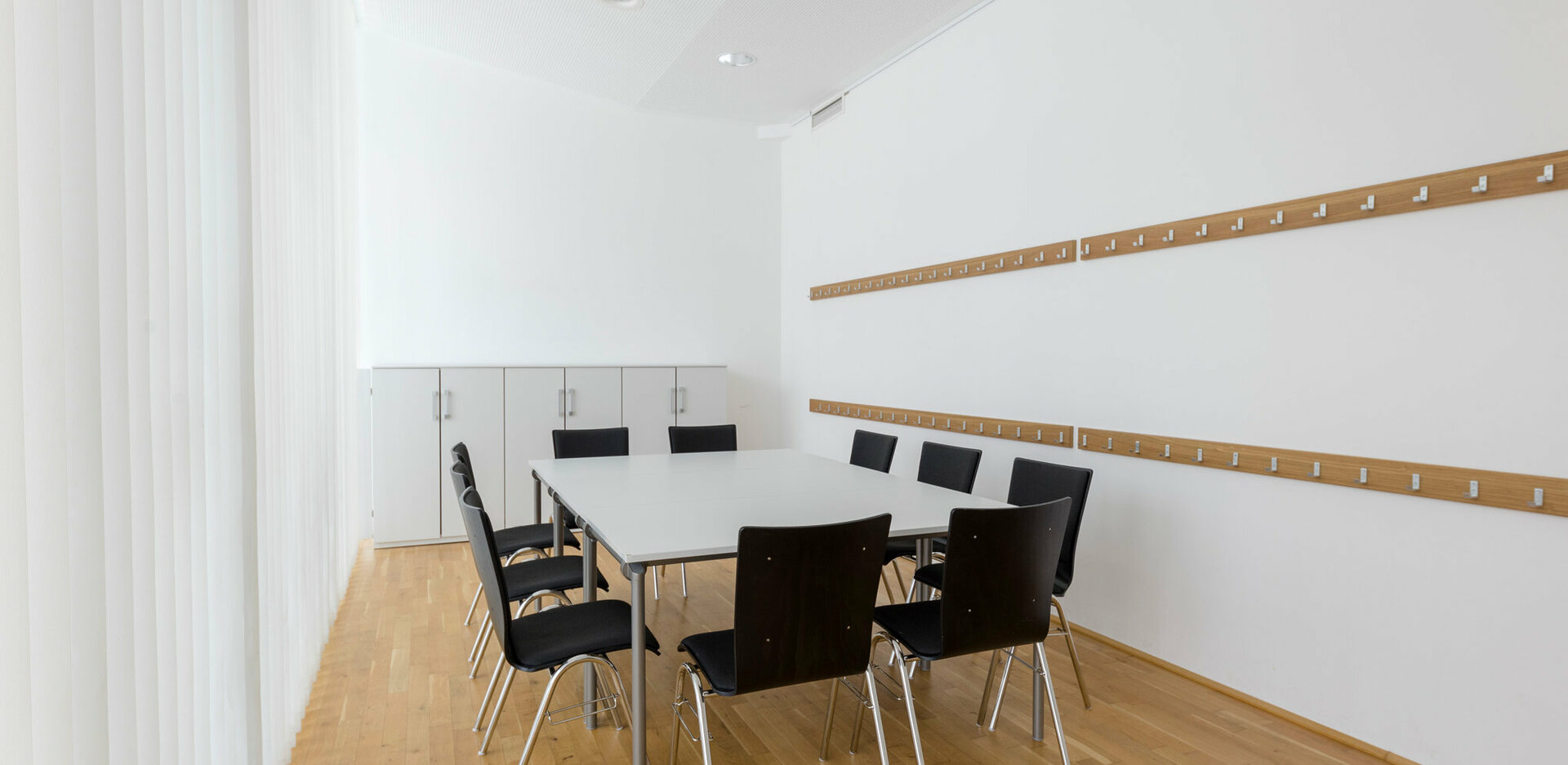 Veranstaltungszentrum novum Kufstein - Seminarraum 2 mit Besprechungsbestuhlung