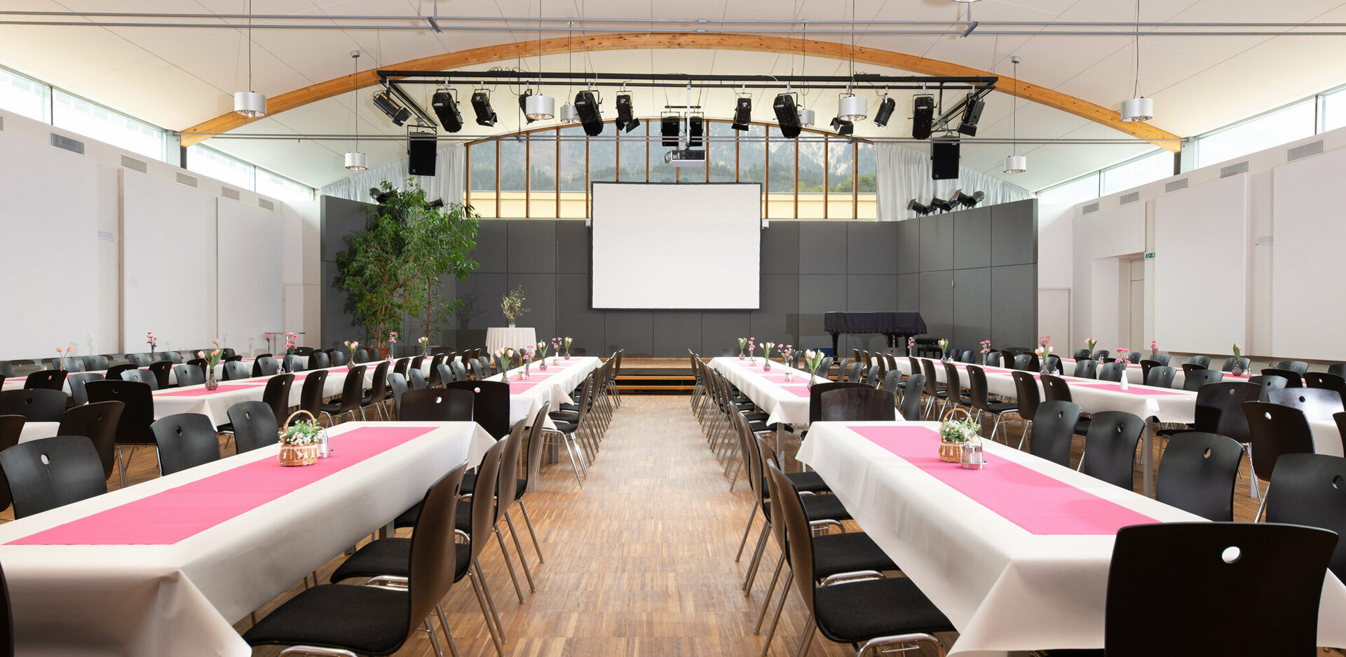 Veranstaltungszentrum novum Innsbruck Ost - Saal mit Galabestuhlung