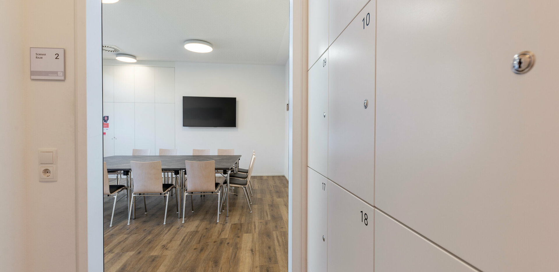 Veranstaltungszentrum novum Imst - Eingang Seminarraum 1 mit Besprechungsbestuhlung